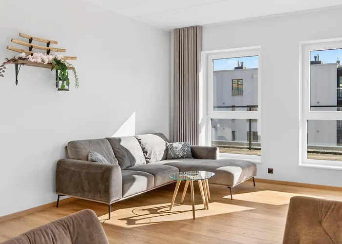 Bright & Cozy Apartment, Terrace, Free Parking Lägenhet